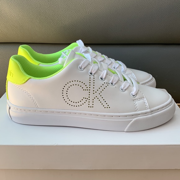 NWT CALVIN KLEIN low top sneaker - Picture 3 of 9